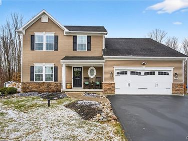 8524 Mcnamara Drive, Clay, NY 13041