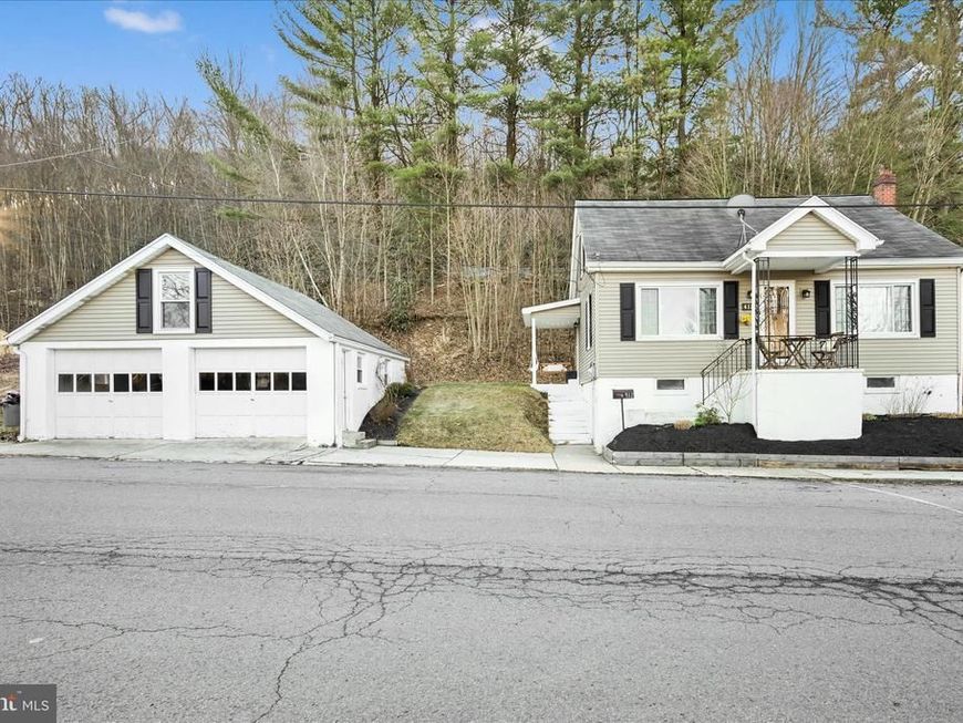 412 E Bacon Street, Pottsville, PA 17901 Main Photo