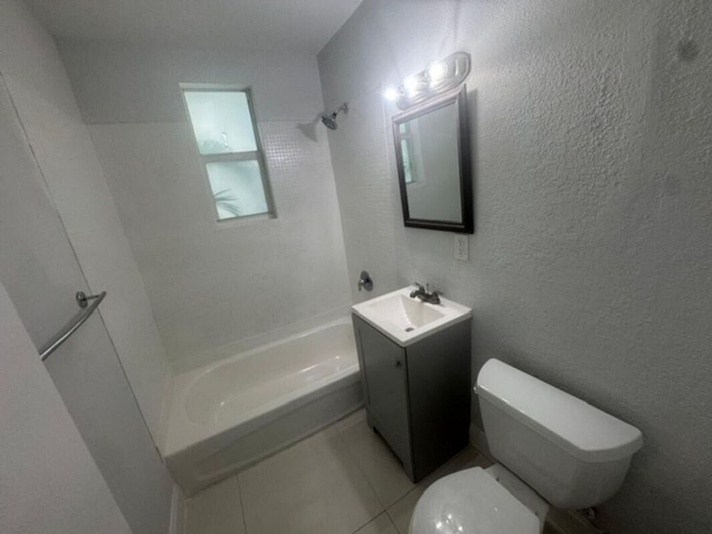 7610 Byron Avenue, Unit 19, Miami Beach, FL 33141 Photo