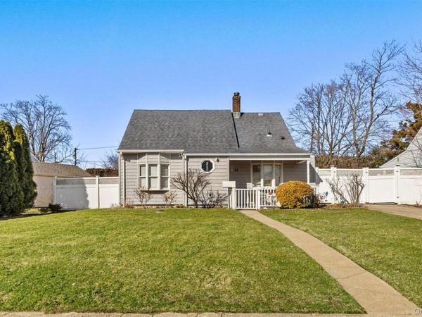 82 Barnyard Lane, Levittown, NY 11756