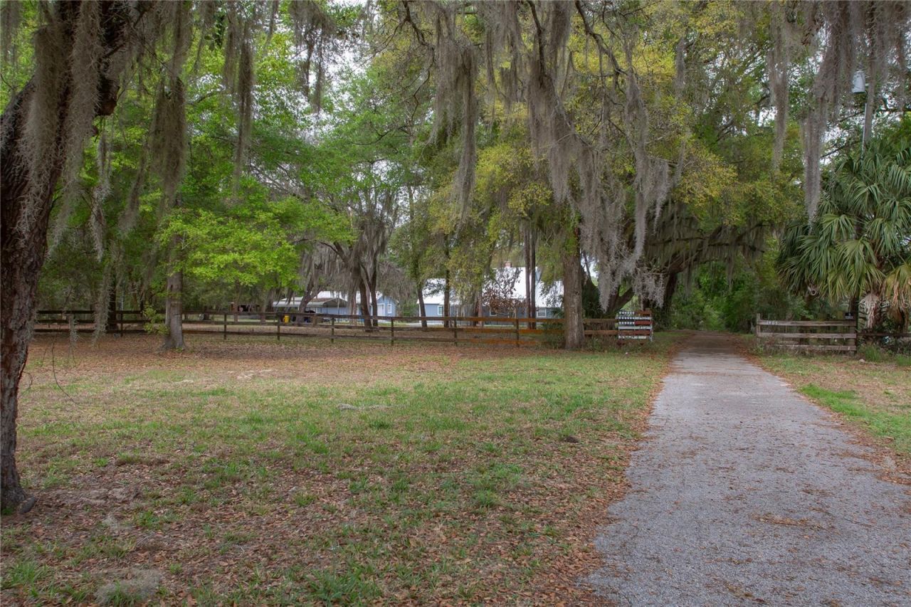 1905 Myrtle Lake Avenue , Fruitland Park, FL 34731 Photo