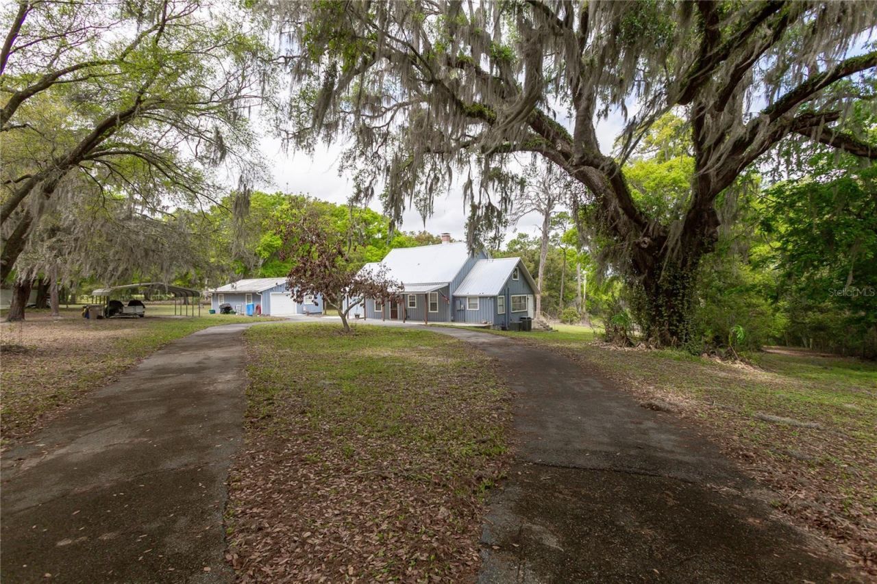 1905 Myrtle Lake Avenue , Fruitland Park, FL 34731 Photo