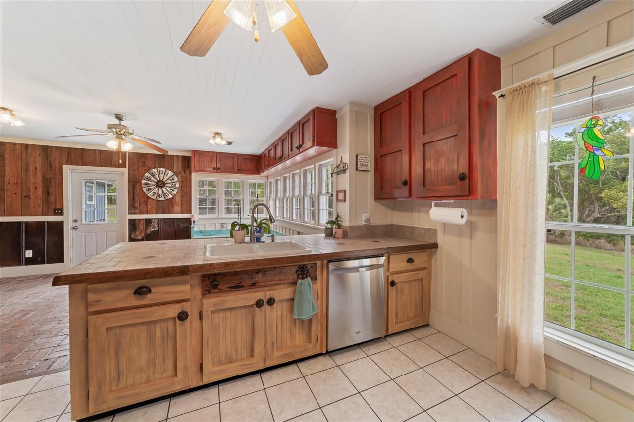 1905 Myrtle Lake Avenue, Fruitland Park, FL 34731 Photo