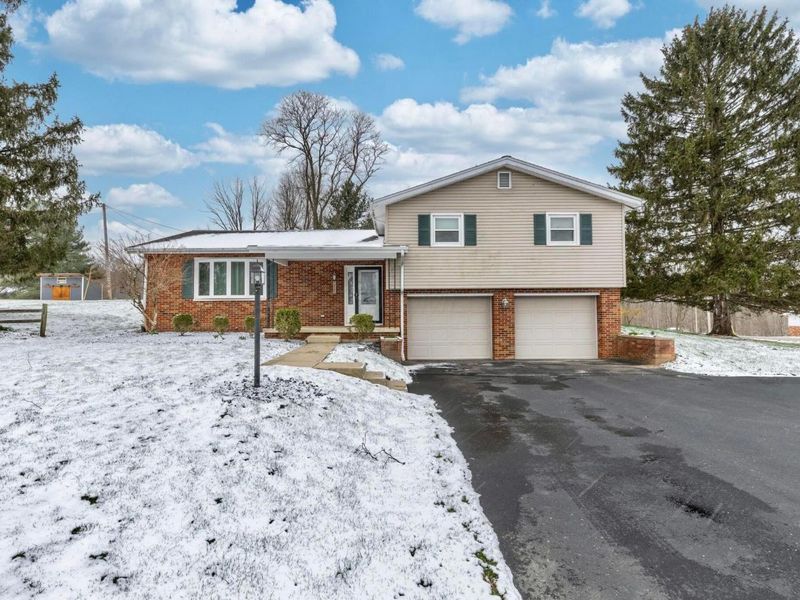 2065 N Glenn Drive NE, Lancaster, OH 43130 Photo 2