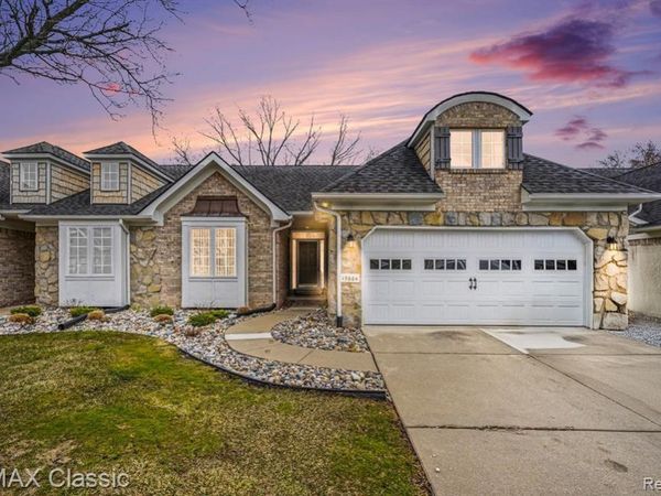 15664 Hunter Grove, Livonia, MI 48154