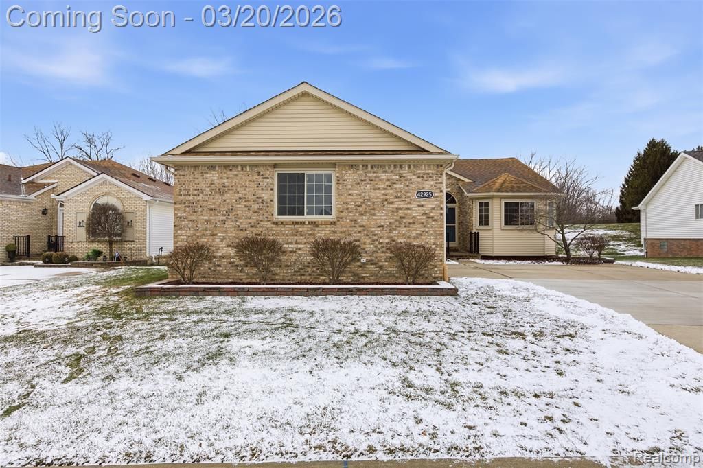 42925 N Hampton Drive, Sterling Heights, MI 48314 Main Photo