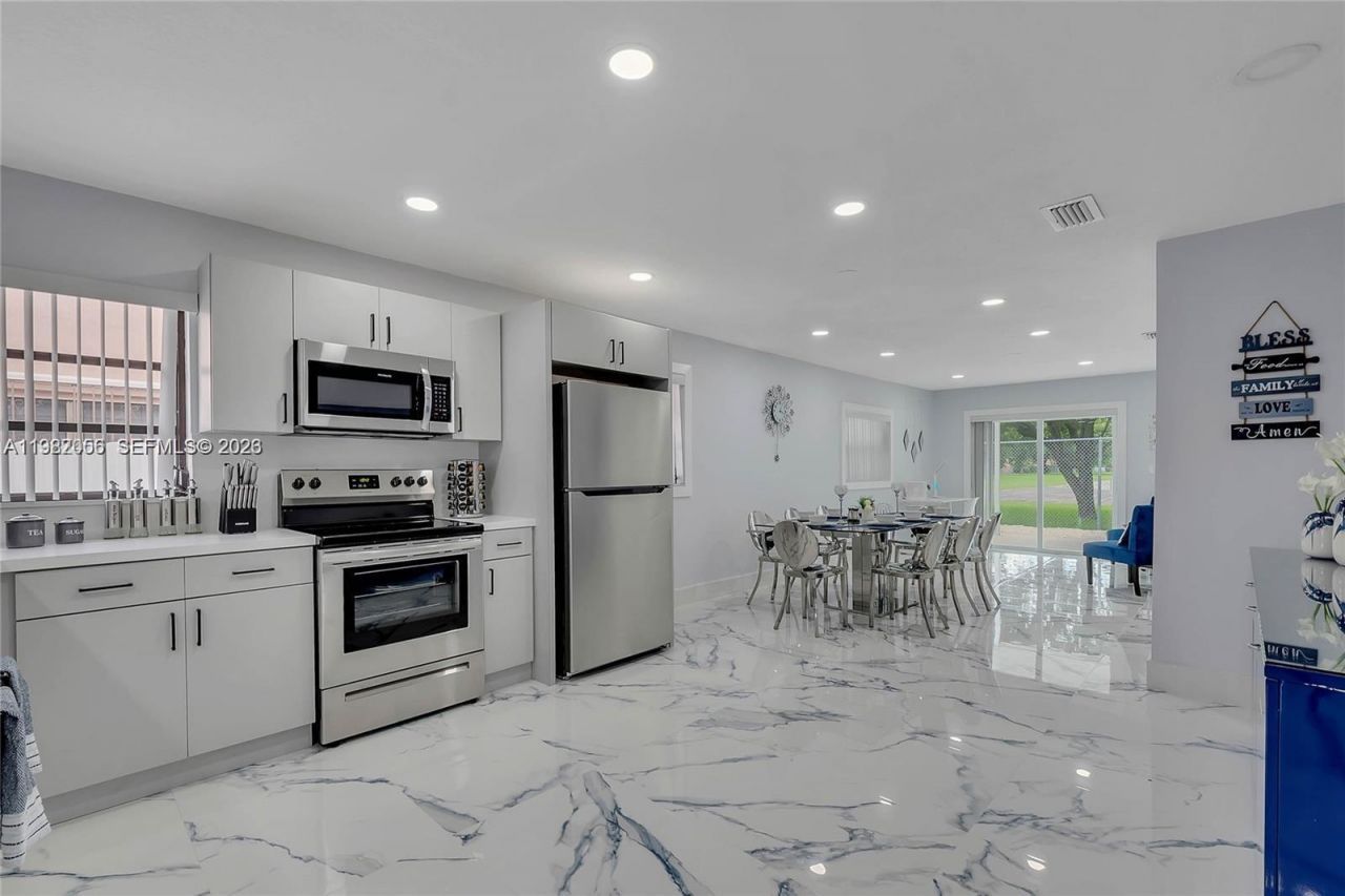 895 W 39th Pl , Hialeah, FL 33012 Photo