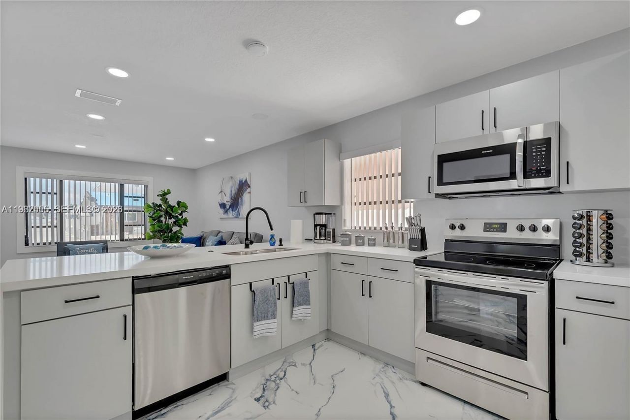 895 W 39th Pl , Hialeah, FL 33012 Photo