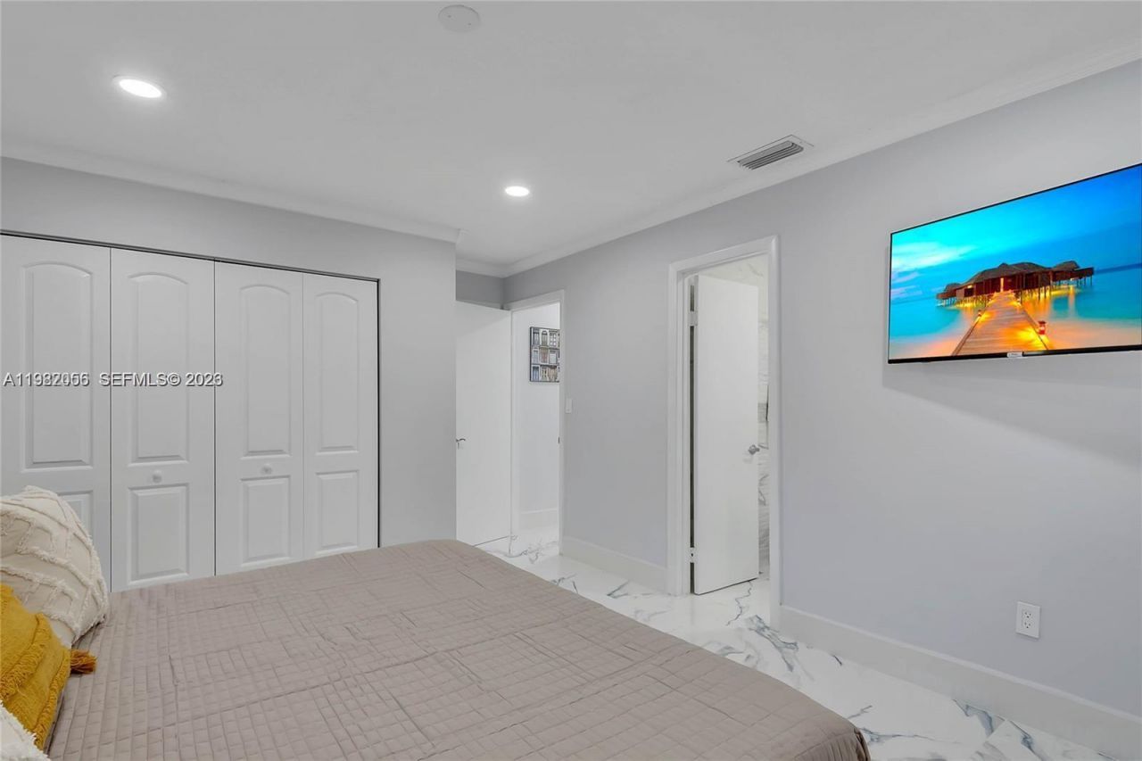 895 W 39th Pl , Hialeah, FL 33012 Photo