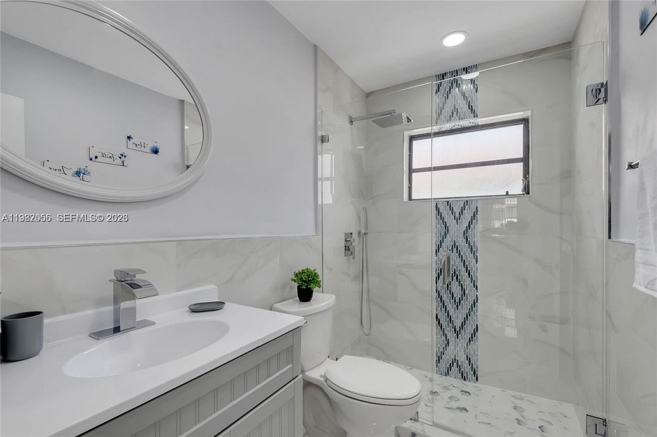 895 W 39th Pl , Hialeah, FL 33012 Photo