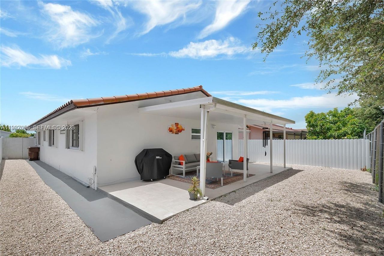 895 W 39th Pl , Hialeah, FL 33012 Photo