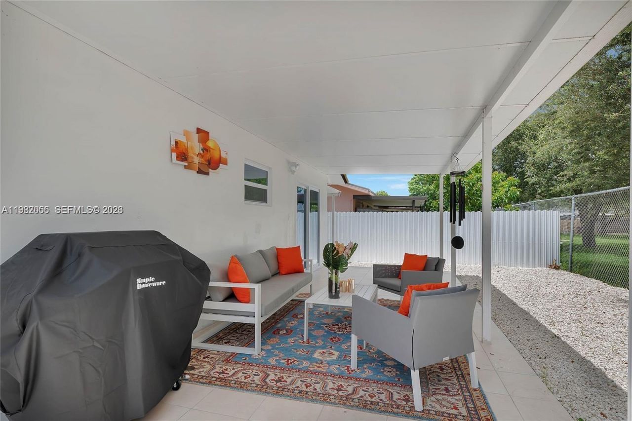 895 W 39th Pl , Hialeah, FL 33012 Photo