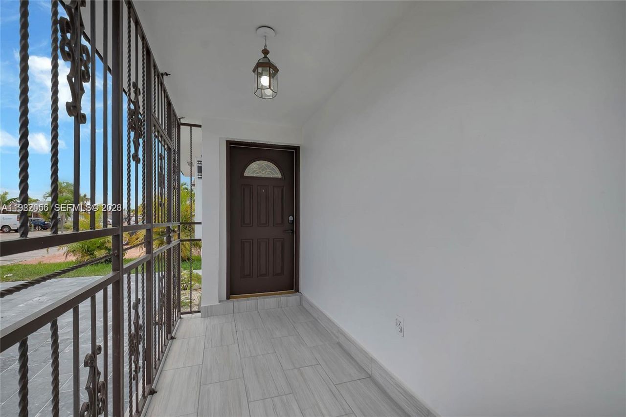 895 W 39th Pl , Hialeah, FL 33012 Photo