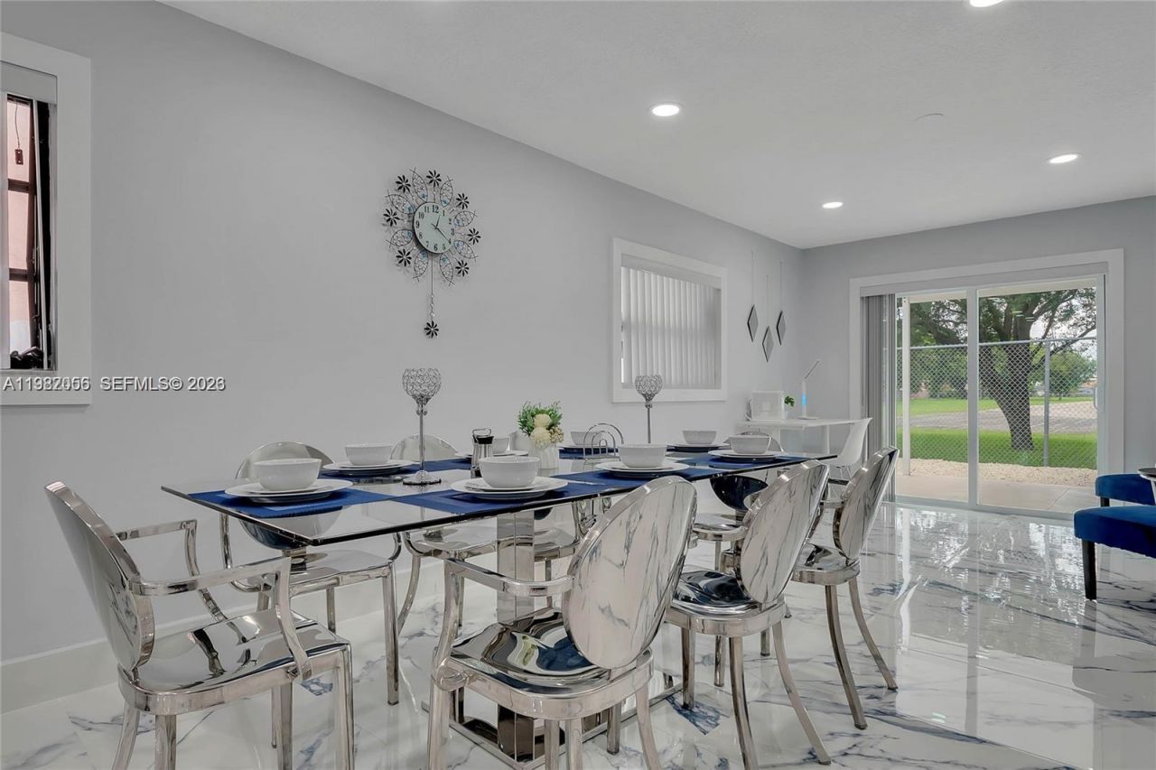 895 W 39th Pl , Hialeah, FL 33012 Photo