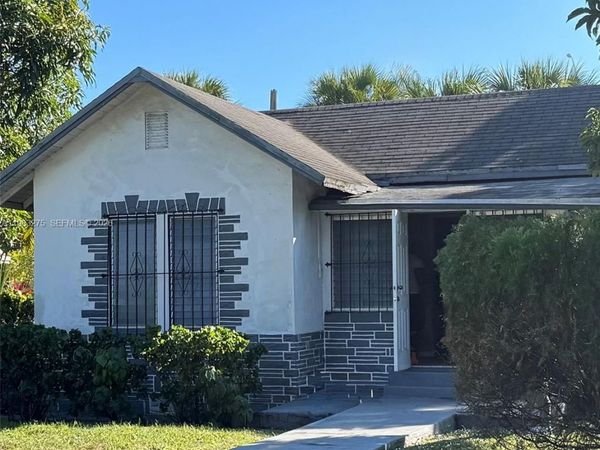 246 NW 39th St , Miami, FL 33127