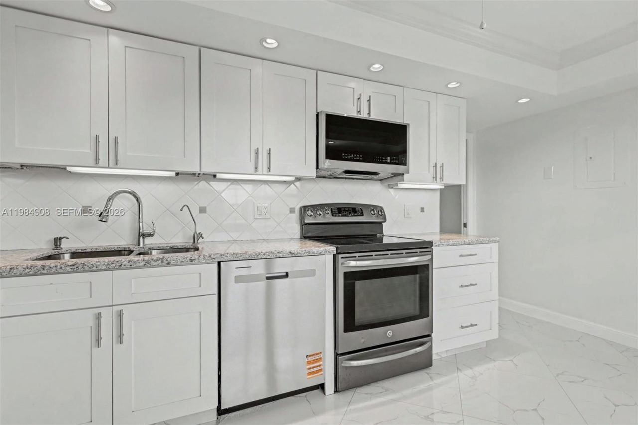 3970 Oaks Clubhouse Dr , Unit 407, Pompano Beach, FL 33069 Photo