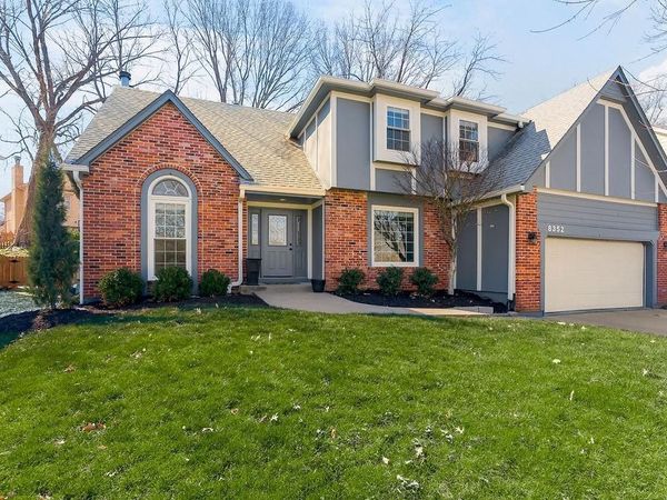 8352 Oakview Circle, Lenexa, KS 66215