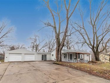 23106 Springbrook Drive, Farmington Hills, MI 48336