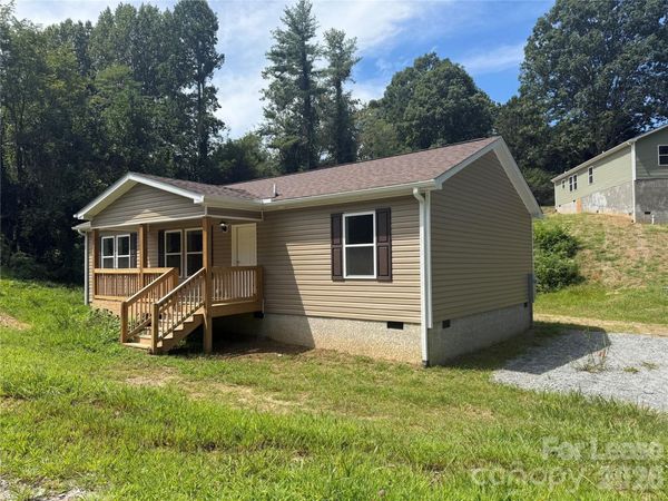 204 Oscelake Way, Hendersonville, NC 28739