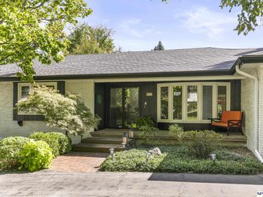 8731 Douglas Street , Omaha, NE 68114