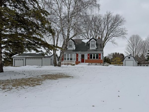 832 W Main St, Newburg, WI 53090