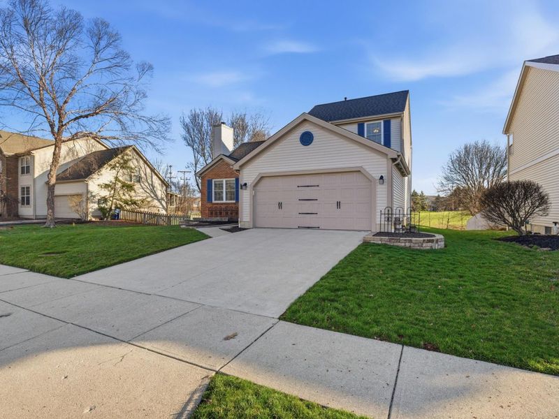 8240 Worthington Crossing Drive, Westerville, OH 43081 Photo 2