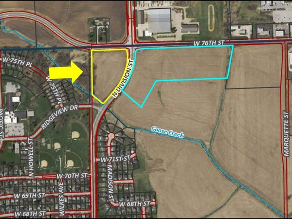 SWQ Division W 76th Street, Davenport, IA 52806