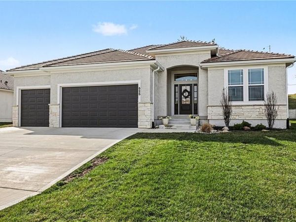 525 NE Sienna Place, Lee's Summit, MO 64064