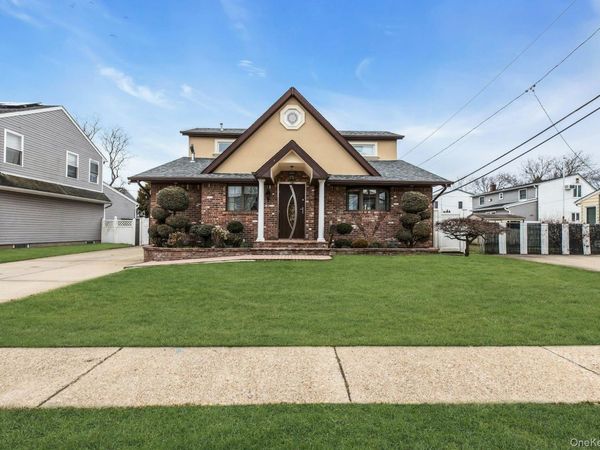 21 Terrell Lane , Hicksville, NY 11801