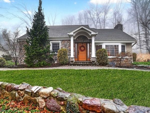 8 Hemlock Ln, Kinnelon, NJ 07405