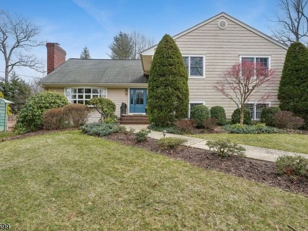 63 Gallinson Dr, New Providence, NJ 07974
