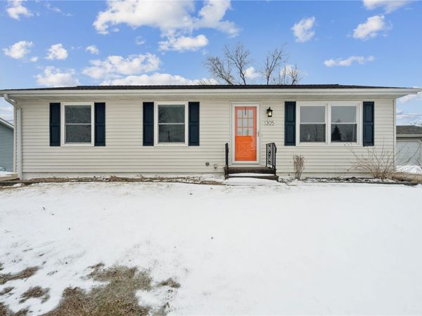 1305 Cress Pkwy, Hiawatha, IA 52233