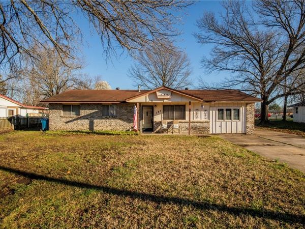 107 11th Street , Bentonville, AR 72712