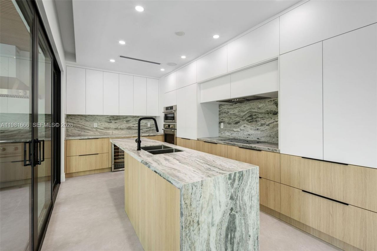 569 NW 44th St , Miami, FL 33127 Photo