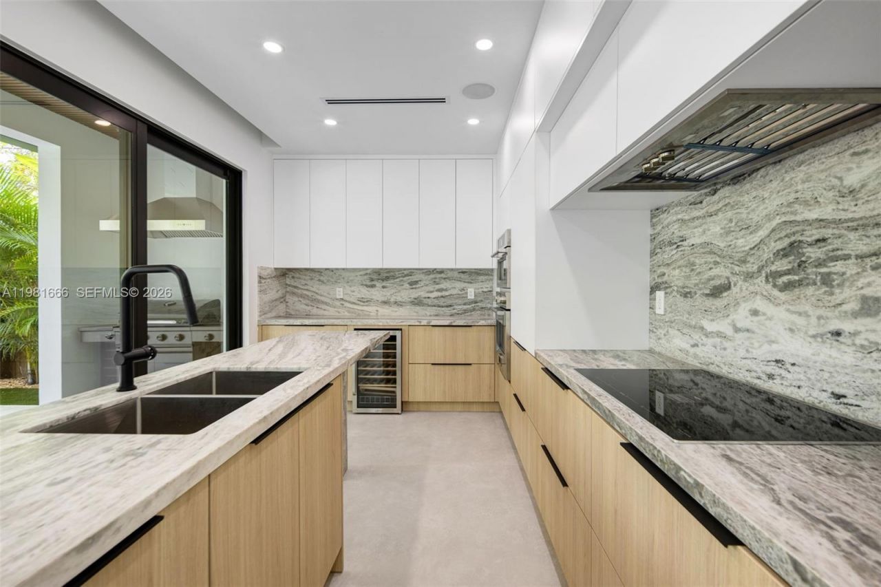 569 NW 44th St , Miami, FL 33127 Photo