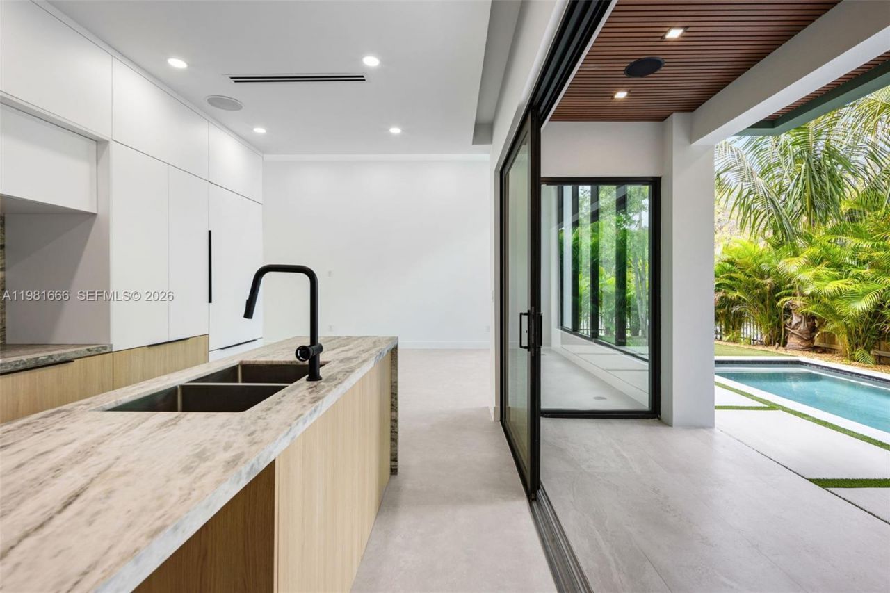 569 NW 44th St , Miami, FL 33127 Photo