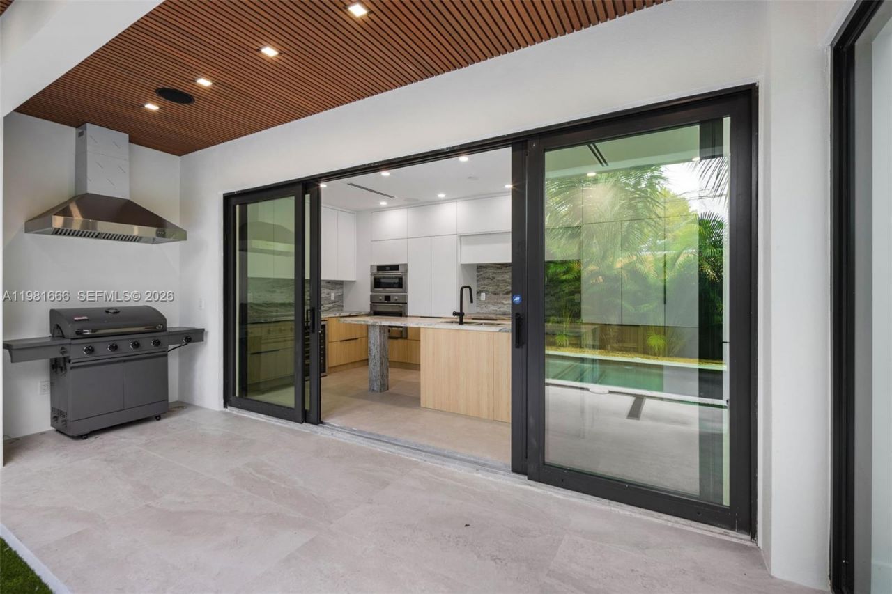 569 NW 44th St , Miami, FL 33127 Photo