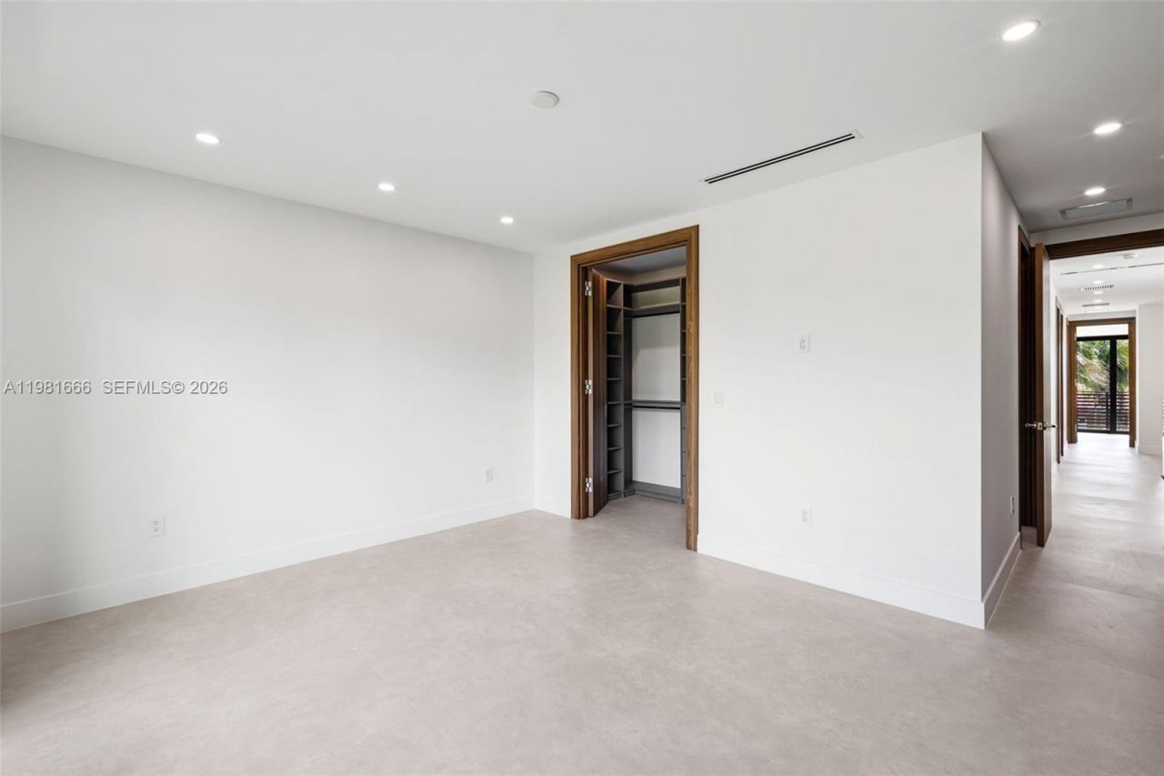 569 NW 44th St , Miami, FL 33127 Photo