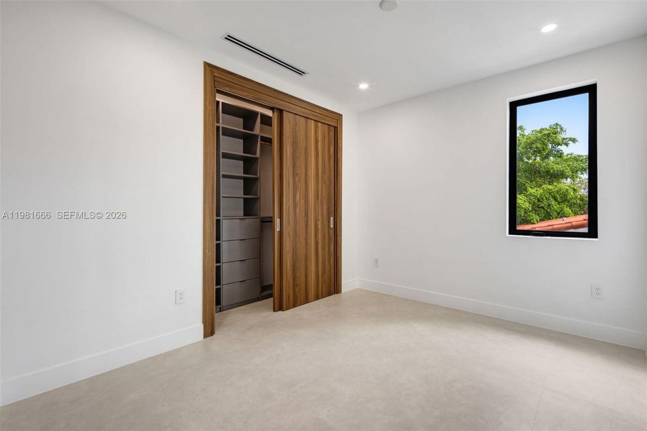 569 NW 44th St , Miami, FL 33127 Photo