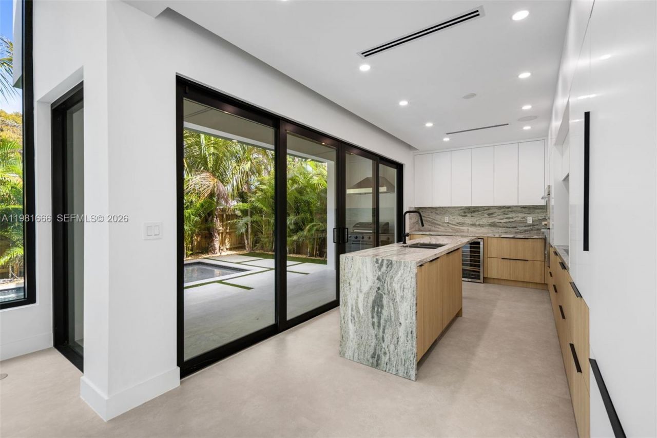 569 NW 44th St , Miami, FL 33127 Photo