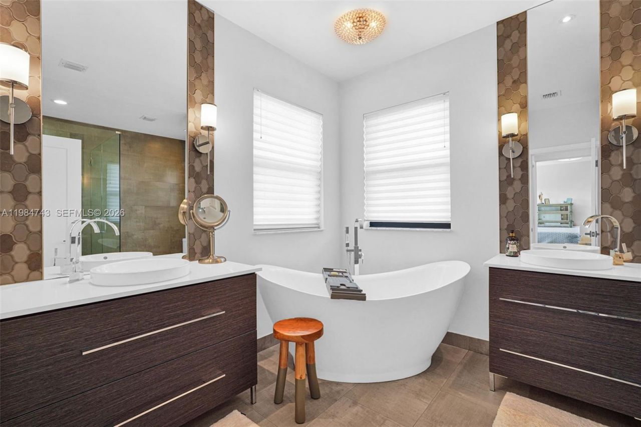 7993 NW 161st Ter , Miami Lakes, FL 33016 Photo