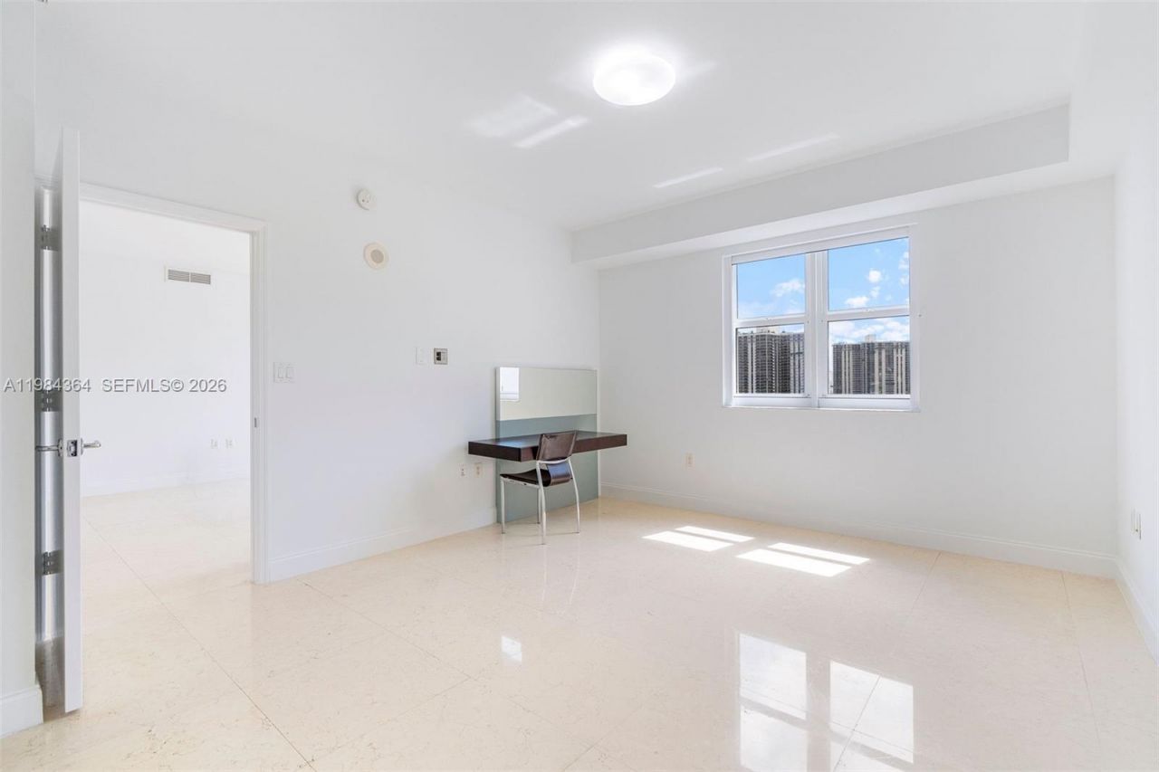 20000 E Country Club Dr , Unit 1109, Aventura, FL 33180 Photo