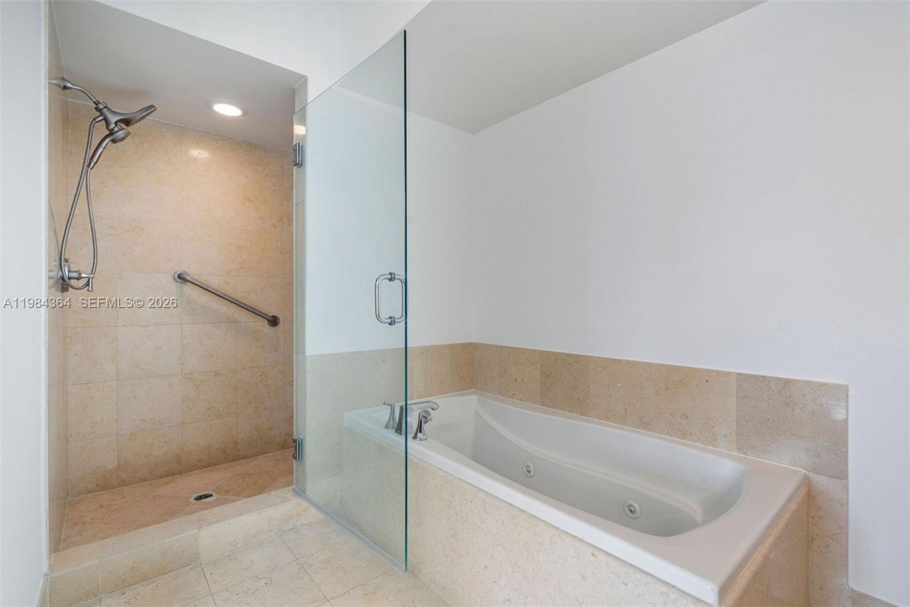 20000 E Country Club Dr , Unit 1109, Aventura, FL 33180 Photo