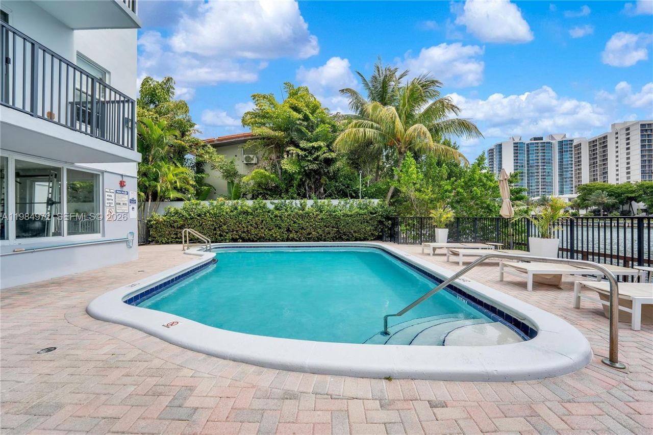 2455 Flamingo Dr, Unit 201, Miami Beach, FL 33140 Photo