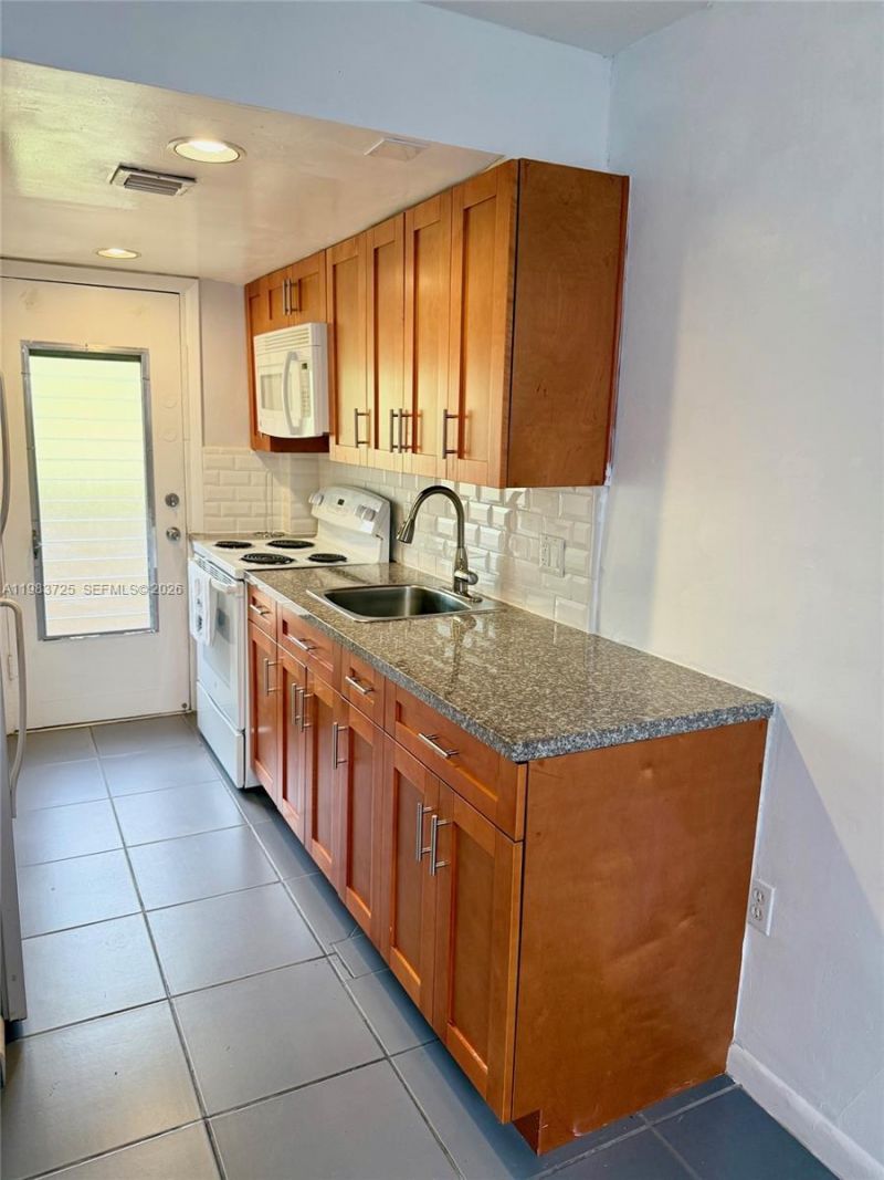 335 Navarre Ave, Unit 7, Coral Gables, FL 33134 Photo