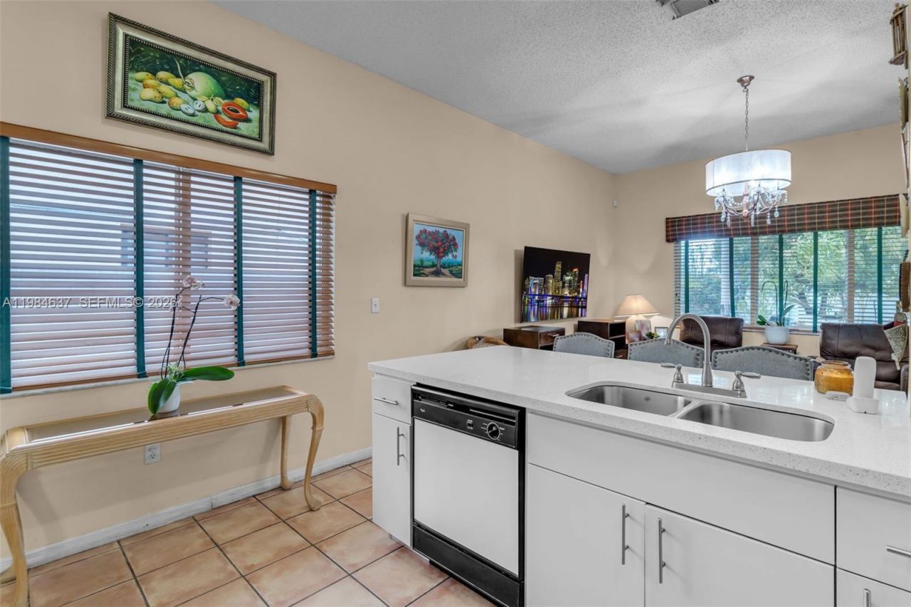 9224 Grand Canal Dr, Miami, FL 33174 Photo