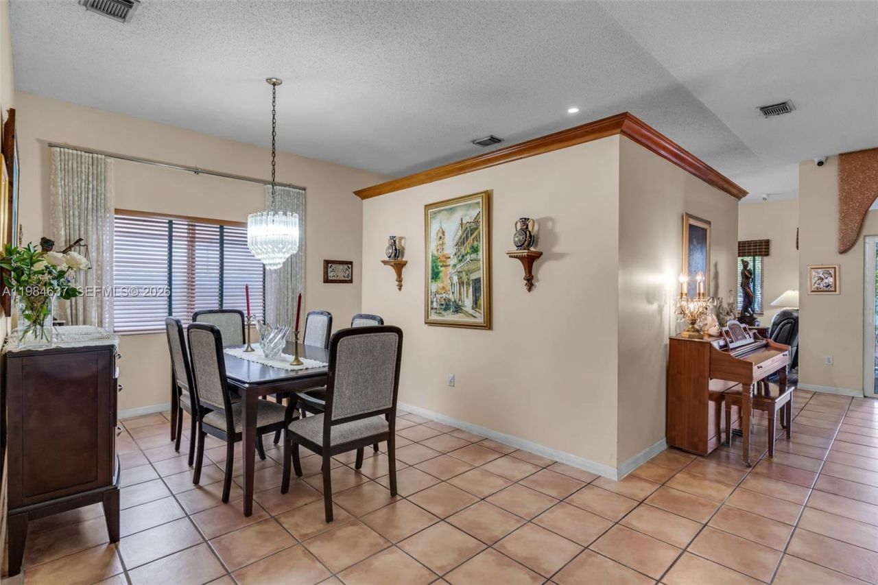 9224 Grand Canal Dr, Miami, FL 33174 Photo