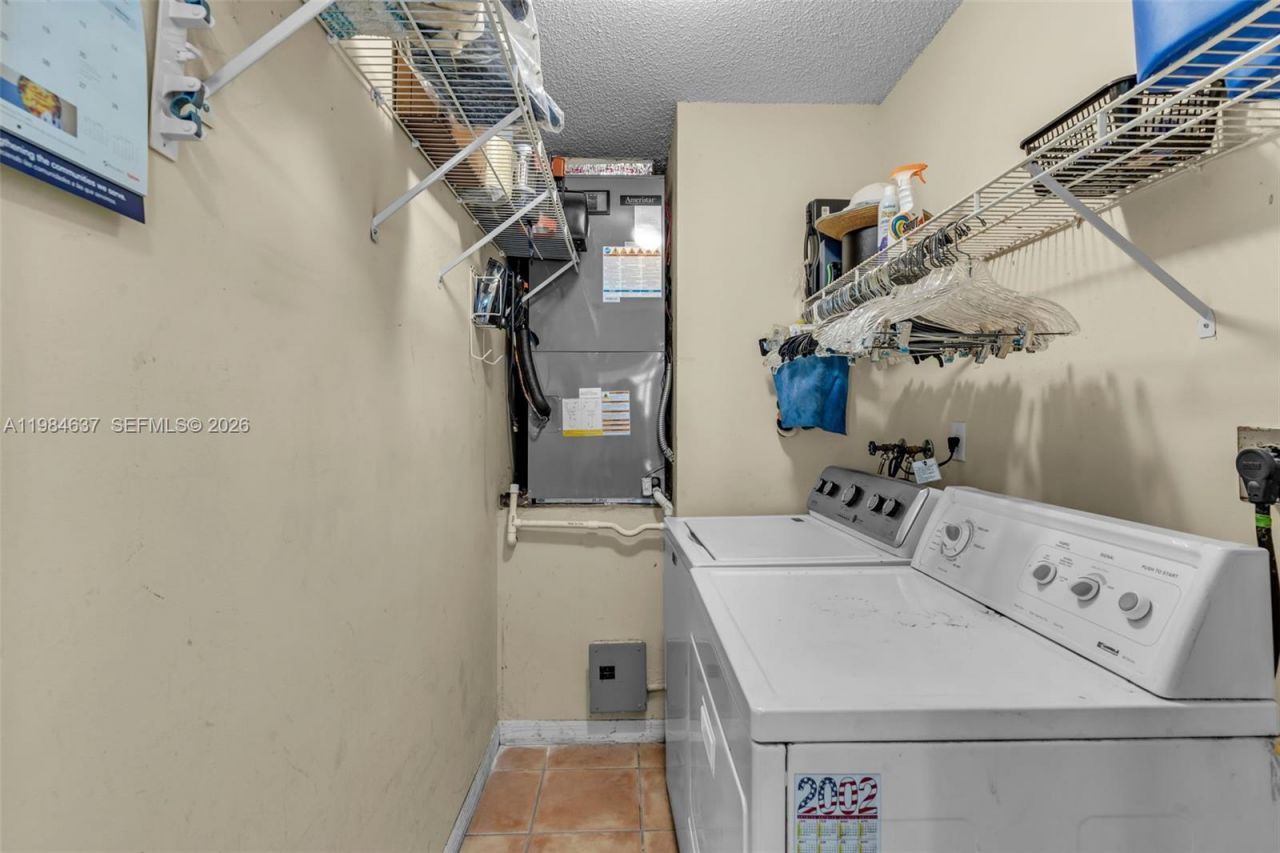 9224 Grand Canal Dr, Miami, FL 33174 Photo