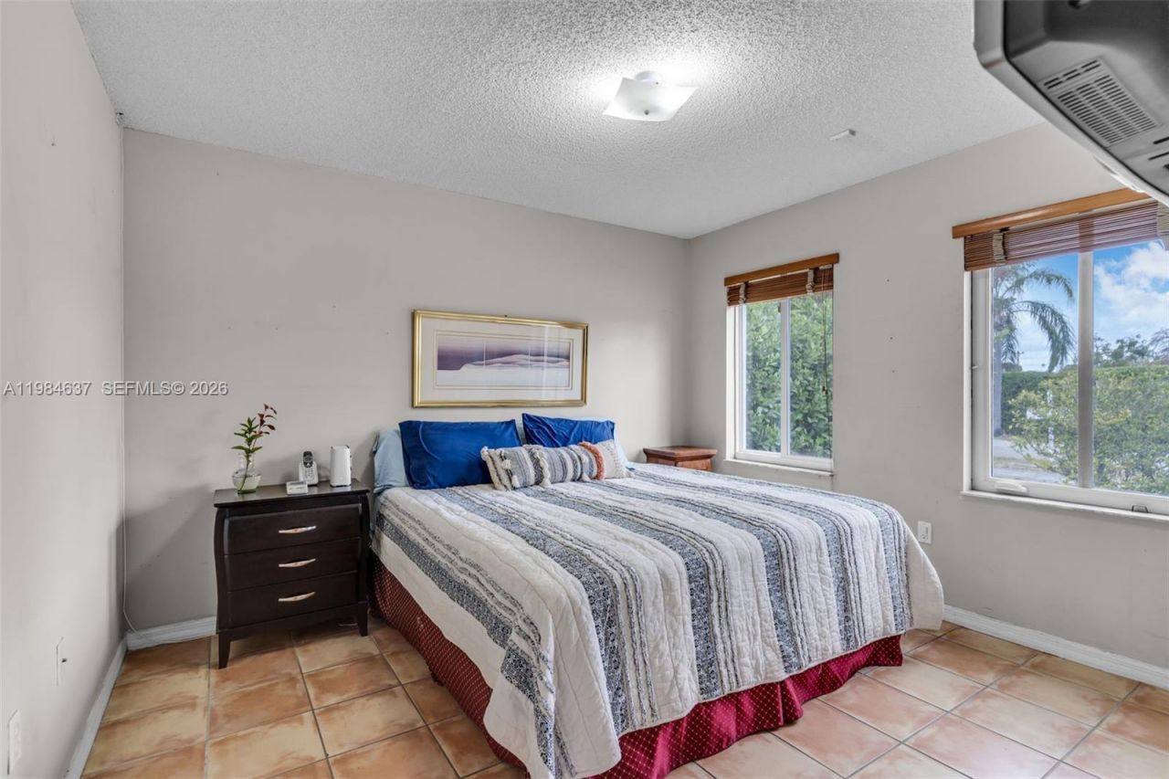 9224 Grand Canal Dr, Miami, FL 33174 Photo