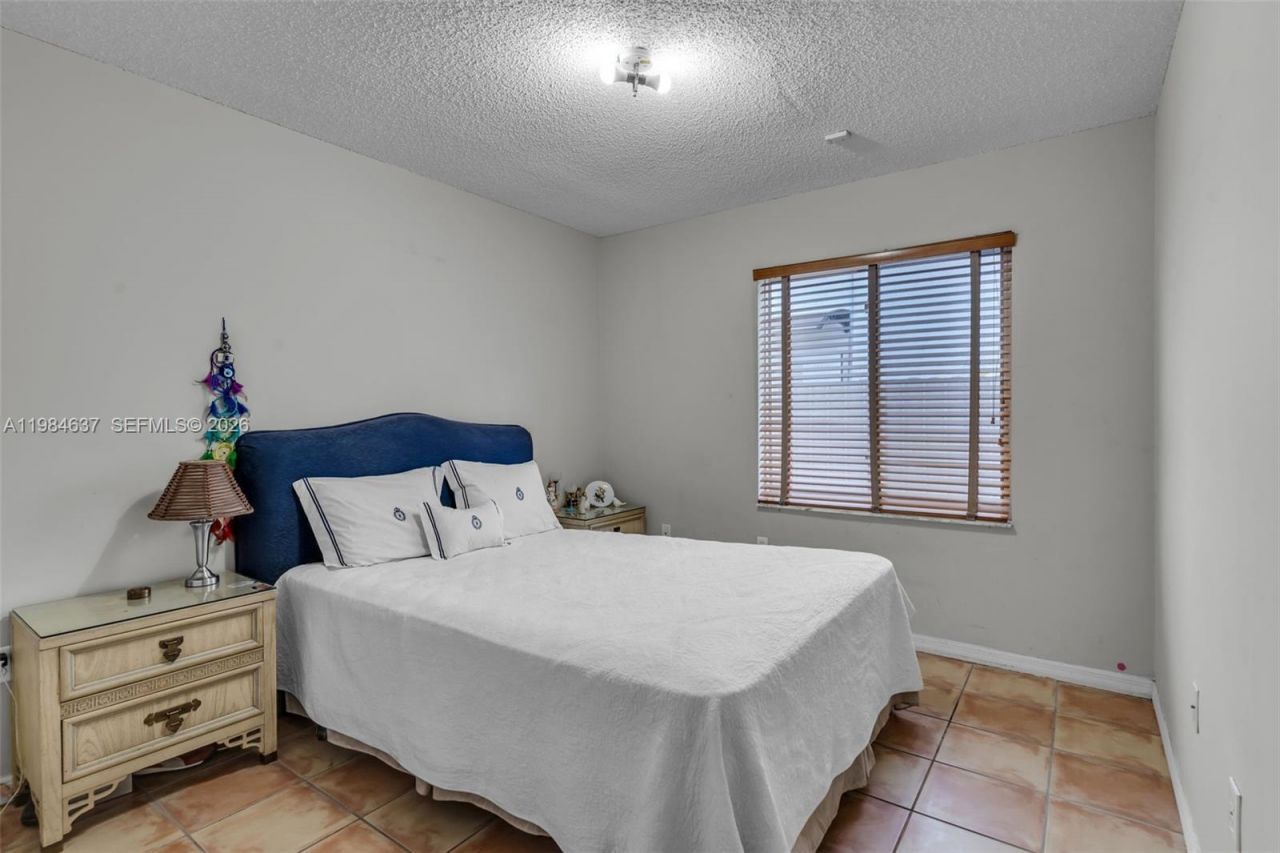 9224 Grand Canal Dr, Miami, FL 33174 Photo